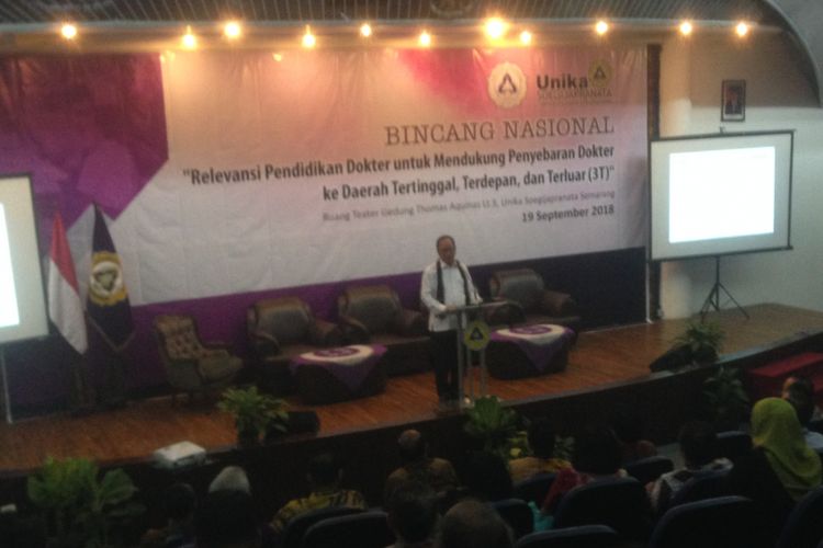 Menteri Teknologi dan Pendidikan Tinggi, M Nasir (kiri) saat menjadi keynote speech Relevansi pendidikan dokter untuk mendukung penyebaran dokter ke daerah tertinggal, terdepan dan terluar (3T)? di Universitas Katolik Soegijapranata Semarang, Rabu (19/9/2018).