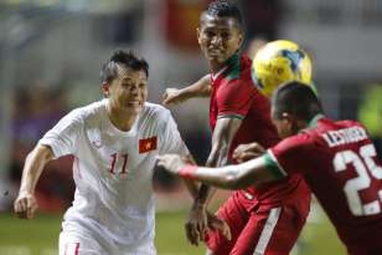 Pesepak bola Indonesia Manahati Lestusen (kanan) menyundul bola pada semi final putaran pertama AFF Suzuki Cup 2016 di Stadion Pakansari, Kabupaten Bogor, Jawa Barat, Sabtu (3/12/2016). Indonesia memang atas Vietnam dengan skor 2-1.