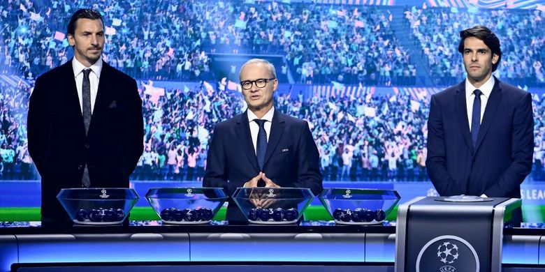 Wakil Sekretaris Jenderal UEFA Giorgio Marchetti (tengah) menyampaikan pidato di samping penasihat senior AC Milan asal Swedia Zlatan Ibrahimovic (kiri) dan mantan pemain sepak bola Brasil Kaka (kanan) menjelang upacara drawing fase grup Liga Champions 2025-2026, di Grimaldi Forum, Monako, pada 28 Agustus 2025.