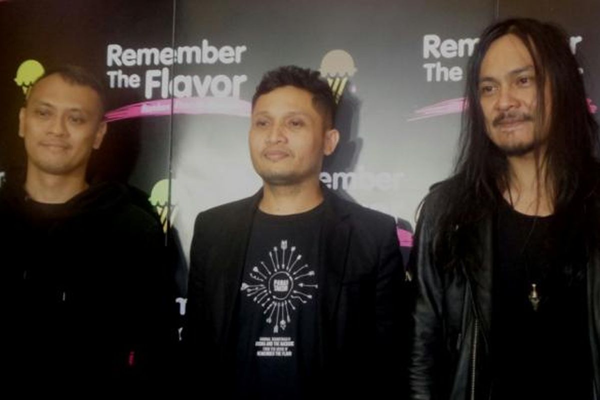 Andra and the Backbone--Andra Ramadhan (kiri), Deddy Lisan, dan Stevi Item (kanan)--diabadikan usai konferensi pers film Remember the Flavor di Djakarta Theater XXI, Jakarta Pusat, pada Rabu (8/2/2017).