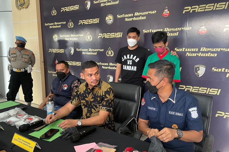 Polres Metro Jakarta Barat menangkap seorang mahasiswa, TNR (24), sebuah perguruan tinggi negeri di Sumedang, Jawa Barat, lantaran mengedarkan narkoba jenis ganja di lingkungan kampus. Peredaran tersebut diungkap ke publik di Mapolres Jakarya Barat, pada Jumat (23/9/2022).