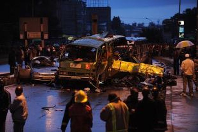 Sebuah bus luluh lantak akibat sebuah ledakan, yang diduga disebabkan sebuah granat, di ibu kota Kenya, Nairobi, Sabtu (14/12/2013), Sedikitnya empat orang tewas dan 36 lainnya terluka.