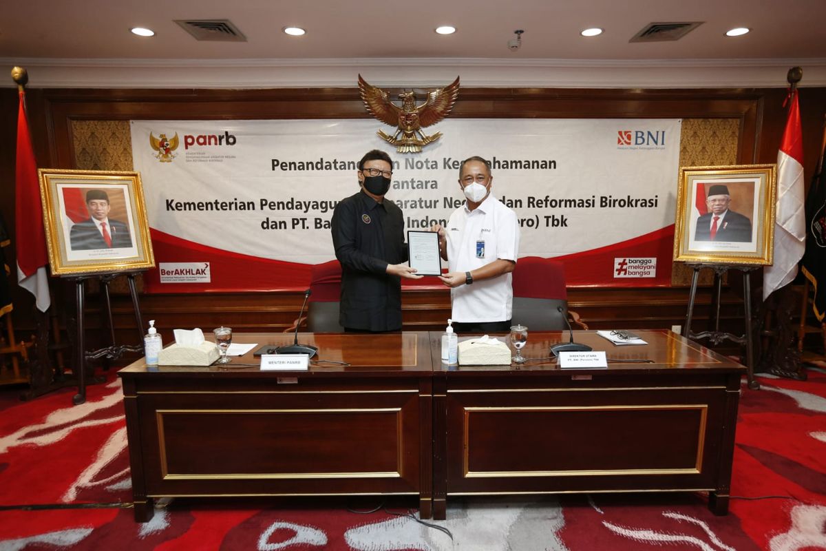 Penandatanganan Nota Kesepahaman Digitalisasi Pengelolaan Sumber Daya Manusia bagi Aparatur Sipil Negara dan Program Ekosistem Keuangan Institusi Pemerintah oleh Menteri PANRB Tjahjo Kumolo dan Direktur Utama BNI Royke Tumilaar, di Jakarta, Selasa (29/3/2022).