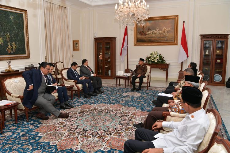 Wakil Presiden Ma'ruf Amin menerima kunjungan Ketua Dewan Rakyat Malaysia Tan Sri Dato' Johari Abdul di Istana Wakil Presiden, Jakarta, Selasa (8/8/2023).