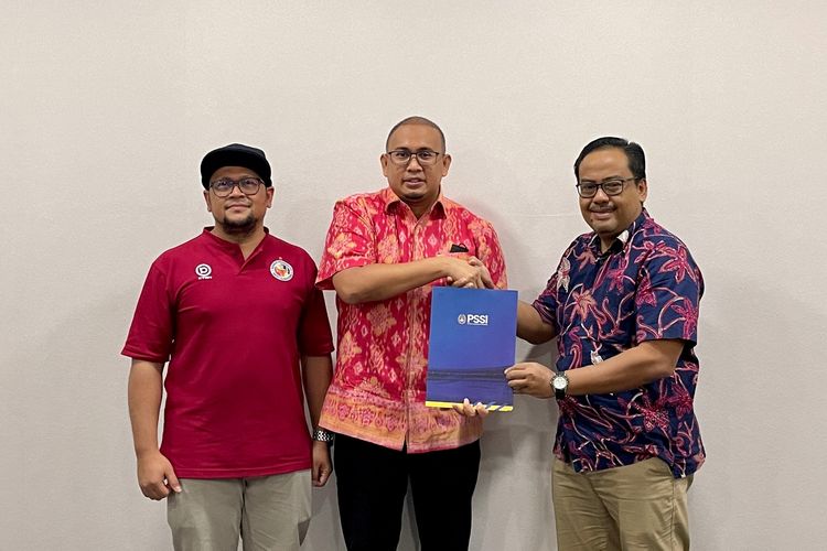 Andre Rosiade (tengah) menyerahkan berkas pencalonan Wakil Ketua Umum PSSI periode 2023-2027 di Kantor PSSI di GBK Arena, Senayan, Jakarta, Senin (16/1/2023). 