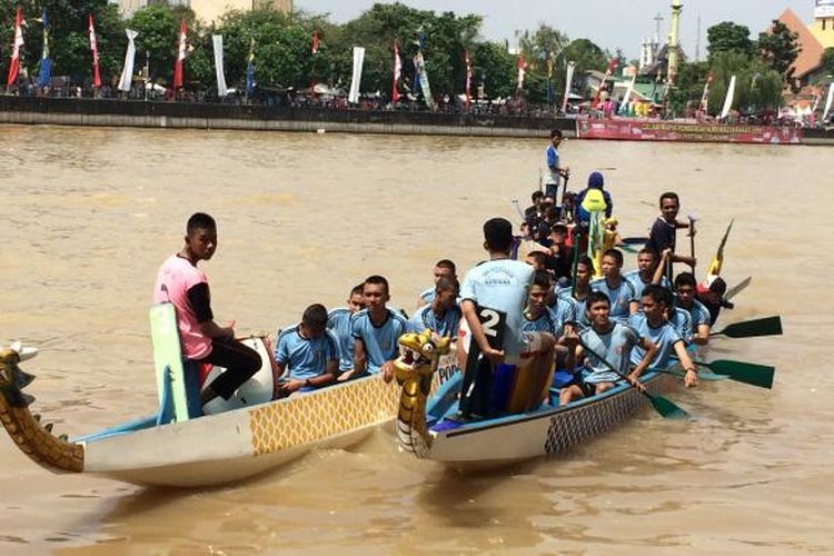 Peserta kompetisi Perahu Naga dalam Festival Cisadane 2016, Tangerang, Minggu (31/7/2016)z