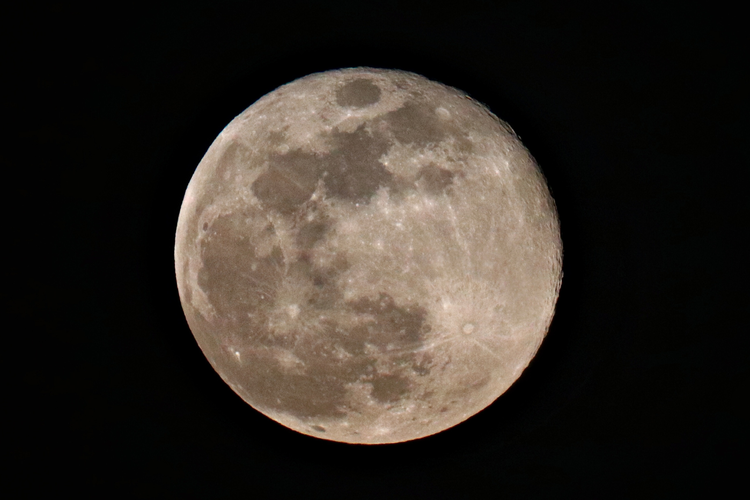 Bulan menjadi satelit alami dalam tata surya. 