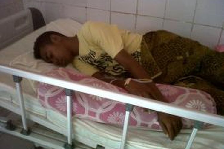 Yosef Meko (20), warga Sesekoe, Kelurahan Atambua Barat, Kecamatan Lidak, Kabupaten Belu, Nusa Tenggara Timur, yang ditembak polisi karena membawa bahan bakar minyak, saat menjalani perawatan medis di Rumah Sakit Umum Daerah (RSUD) Atambua.