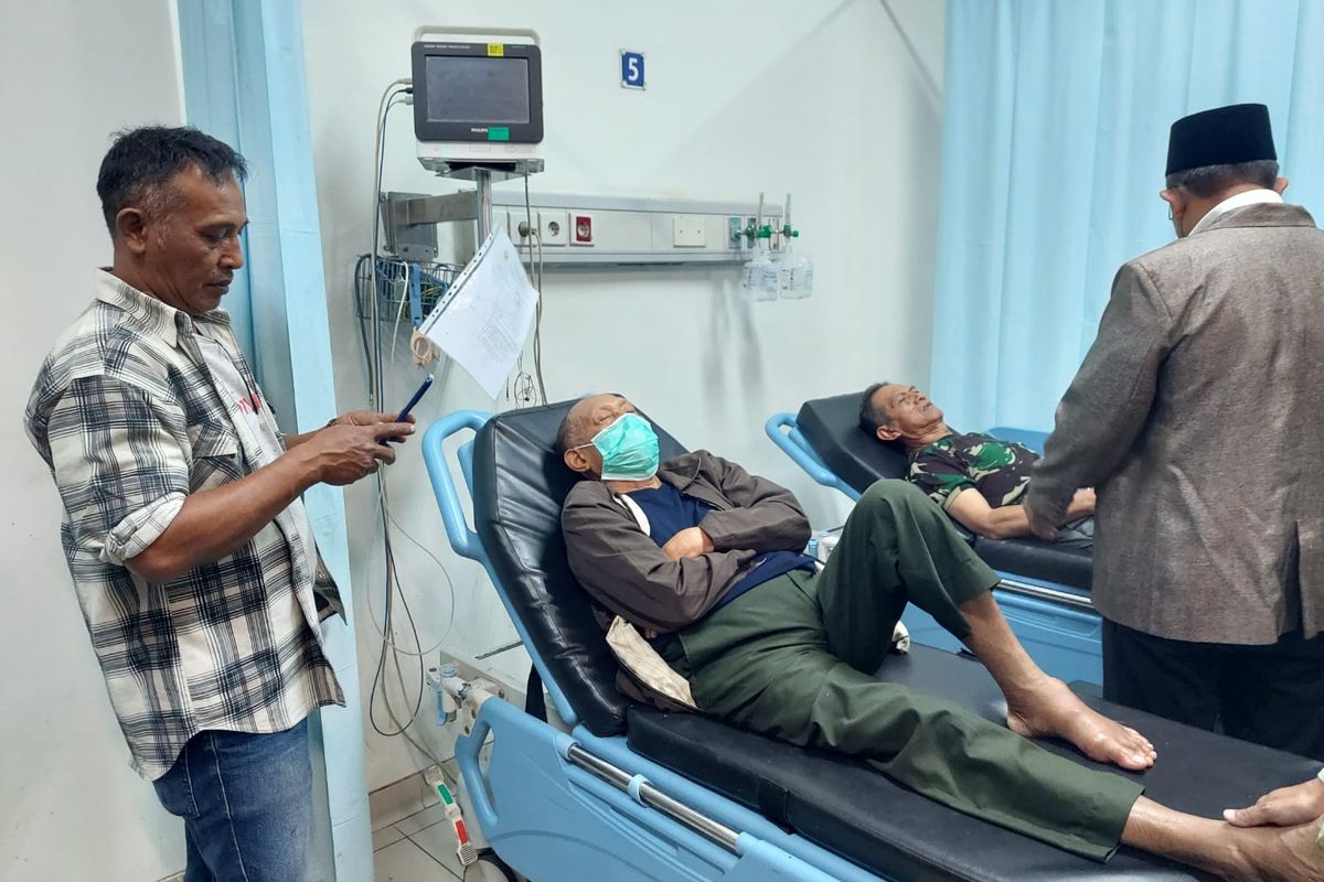 Puluhan warga dirawat di rumah sakit Mitra Kasih Kota Cimahi usai mengalami keracunan makanan pada kegiatan reses anggota DPRD Cimahi, Senin (24/7/2023).