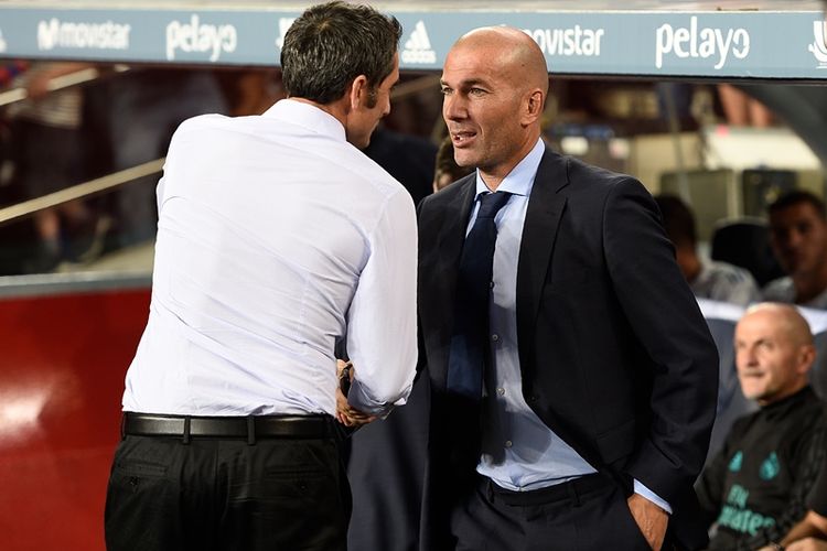 Pelatih Barcelona, Ernesto Valverde (kiri), berbicara dengan pelatih Real Madrid, Zinedine Zidane, sebelum pertandingan leg pertama Piala Super Spanyol di Camp Nou, Barcelona, Minggu (13/8/2017).