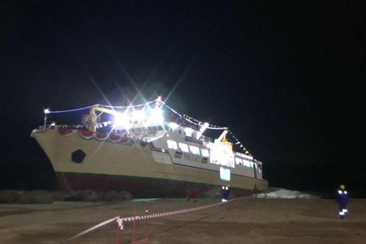 Kapal tol laut Sabuk Nusantara 110 saat diluncurkan di Pelabuhan Pangkalbalam, Kepulauan Bangka Belitung.