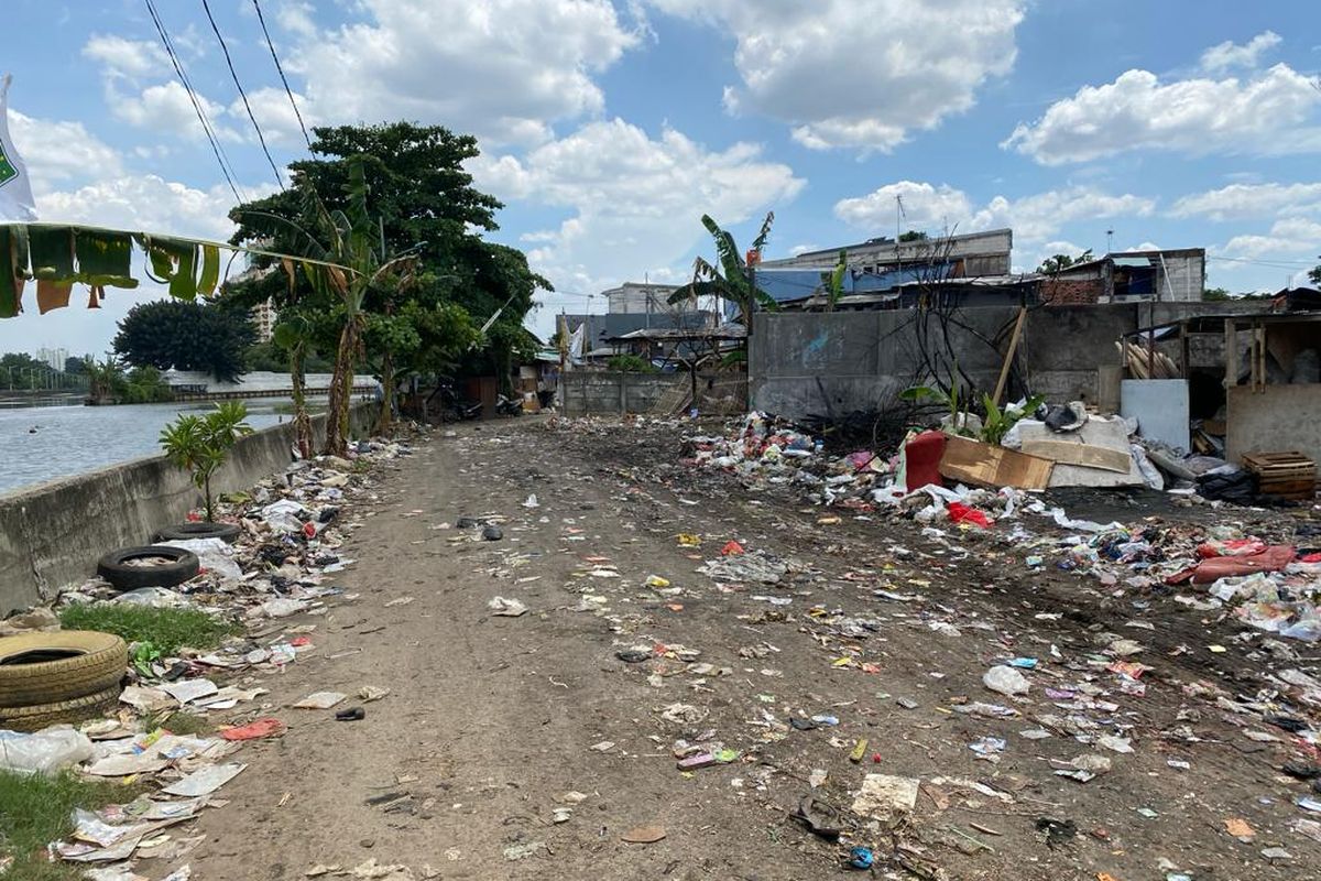 Sampah di TPS RW 01 Kelurahan Kapuk Muara, Penjaringan, Jakarta Utara, akhirnya diangkut setelah enam hari sampai menutup sebagian Jalan Kapuk Muara Raya.  