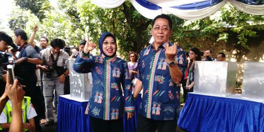 Calon wakil gubernur DKI Sylviana Murni dan suaminya Gde Sardjana sudah menggunakan hak pilihnya di TPS 103 di dekat tempat tinggalnya di Komplek Billymoon, Pondok Kelapa, Duren Sawit, Jakarta Timur. Rabu (15/2/2017)