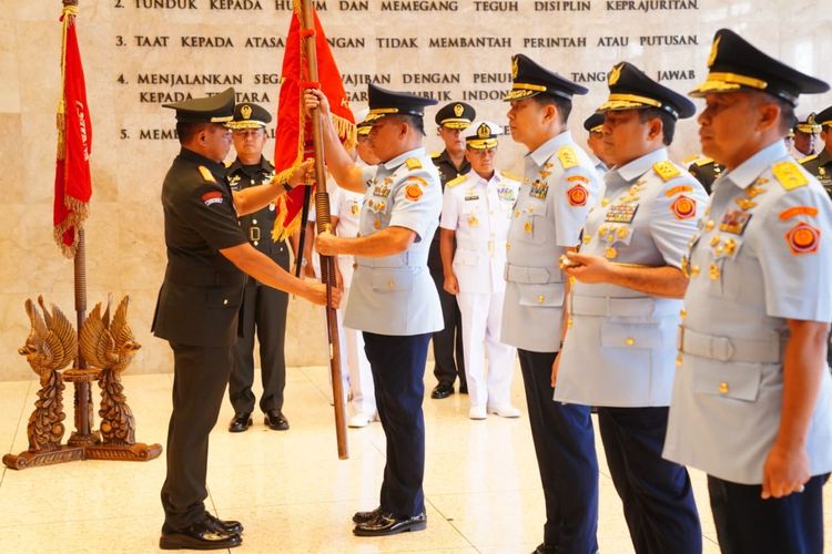 Panglima TNI Jenderal Agus Subiyanto memimpin serah terima jabatan (sertijab) empat jabatan strategis di Ruang Hening Markas Besar TNI, Cilangkap, Jakarta Timur,  Kamis (18/4/2024). Jabatan Pangkogabwilhan II resmi diemban Marsda M Khairil Lubis yang sebelumnya menjabat Asisten Logistik Kepala Staf TNI AU (KSAU).