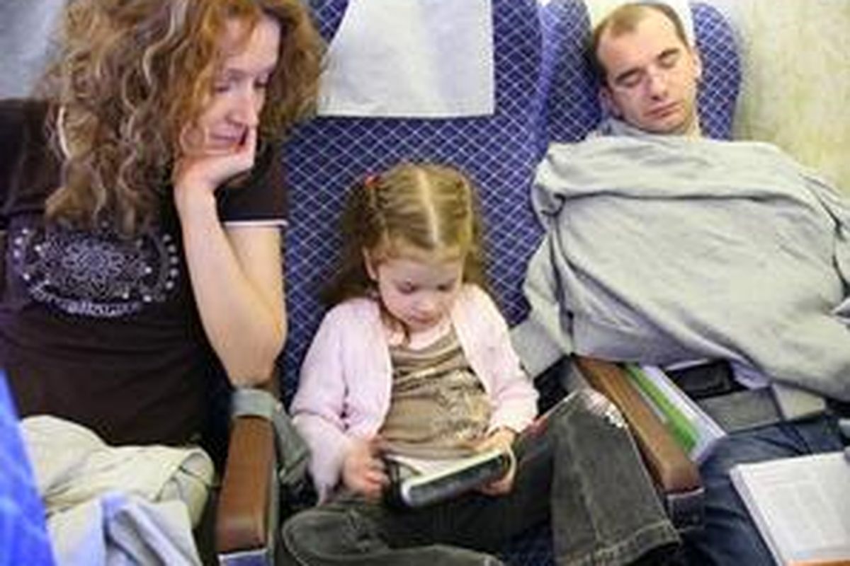 Memilih budget airlines juga bisa menghemat cukup banyak biaya.