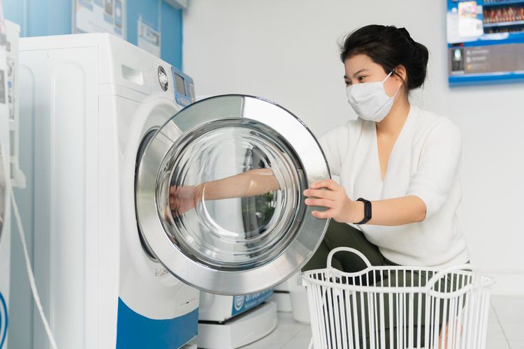 Ilustrasi mesin cuci bukaan depan, mencuci pakaian dengan mesin cuci bukaan depan. 