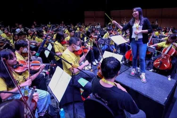 Music Director & Conductor TRUST Orchestra Nathania Karina memimpin latihan jelang konser The Legends 9: Adventures from Disney-Pixar di Ciputra Artpreneur, Jakarta, Jumat (3/11/2023).