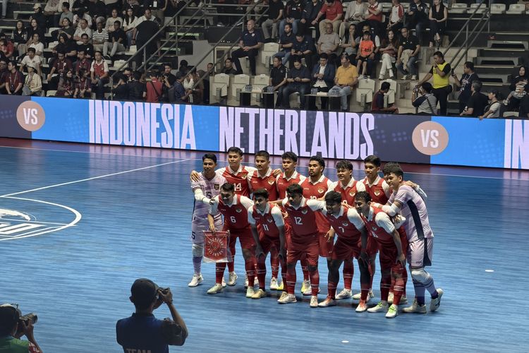Timnas Futsal Indonesia berpose jelang laga melawan Belanda di ajang Four Nations Cup di Hall Basket Senayan pada Sabtu (20/9/2025) malam WIB.