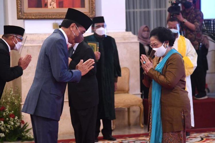 Presiden Joko Widodo (Jokowi) melantik Megawati Soekarnoputri menjadi Ketua Dewan Pengarah Badan Riset dan Inovasi Nasional (BRIN) pada hari ini, Rabu (13/10/2021).