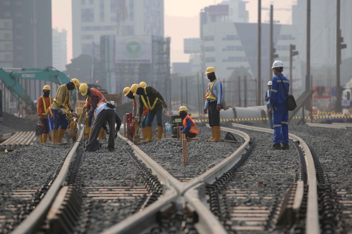 Aktivitas pekerjai menyelesaikan pembangunan Stasiun Depo angkutan massal cepat (Mass Rapid Transit/MRT)  Lebak Bulus, Jakarta, Senin (14/8/2017).Pengerjaan proyek MRT fase pertama ini diperkirakan rampung pada tahun 2019.
