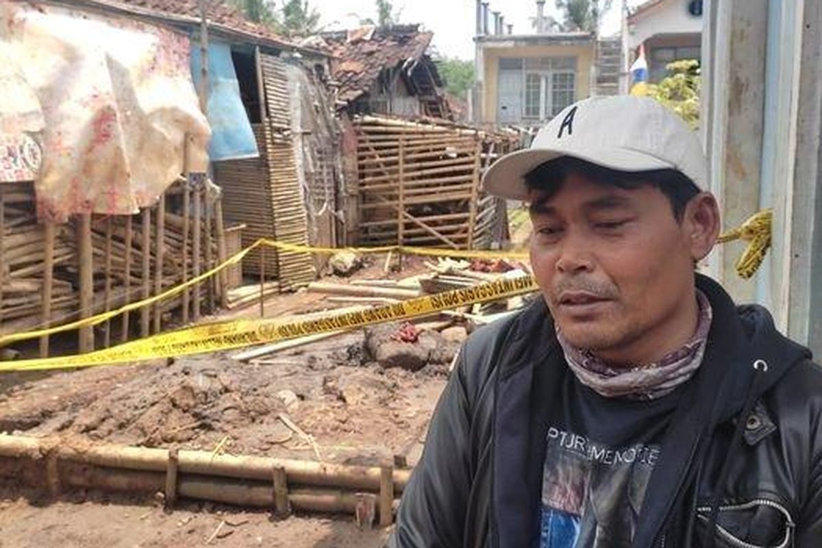 Undang (47) saat diwawancarai Tribunjabar.id di depan rumahnya di Garut, Jabar, yang dirobohkan rentenir, Sabtu (17/9/2022). 