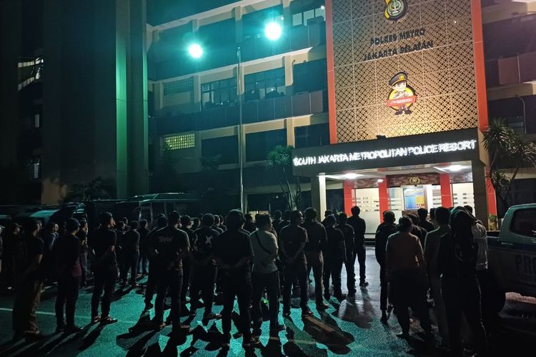 Jajaran reserse dan kriminal (reskrim) Polres Metro Jakarta Selatan, termasuk yang bertugas di 10 Polsek, saat mengikuti kegiatan analisa dan evaluasi (anev) imbas meningkatnya pencurian kendaraan bermotor (curanmor), Sabtu (25/11/2023) malam