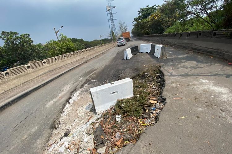 Kondisi aspal di jembatan Jalan Akses Marunda, Marunda, Cilincing, Jakarta Utara pada Senin (19/6/2023).