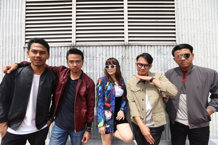 Grup band Geisha berpose usai wawancara di Kantor Kompas Gramedia, Palmerah Selatan, Jakarta (20/5/2017). Geisha berbagi cerita tentang single pertama mereka dengan judul Cinta Itu Kamu dari album terbarunya.