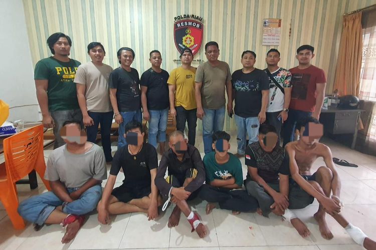 Satreskrim Polresta Pekanbaru dan Jatanras Polda Riau saat mengamankan tujuh pelaku curanmor di Pekanbaru, Riau, Kamis (20/7/2023).