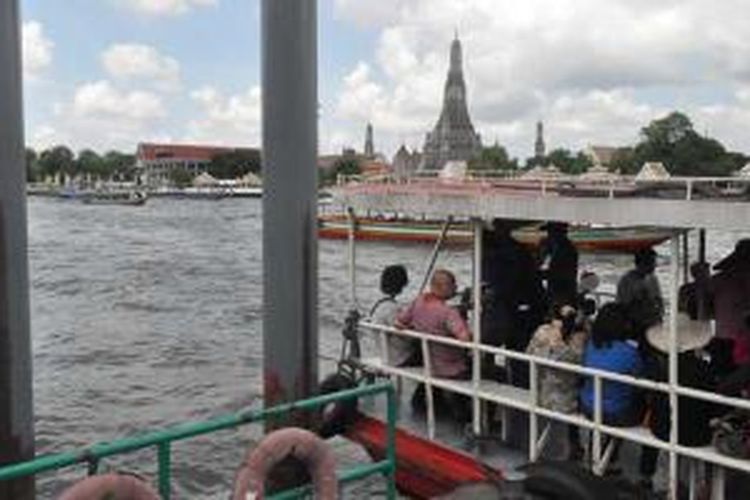 Sejumlah perahu siap mengantarkan wisatawan melintasi Sungai Chao Phraya di Bangkok, Thailand, awal Mei lalu, guna mengunjungi Candi Wat Arun yang tampak dari kejauhan. 