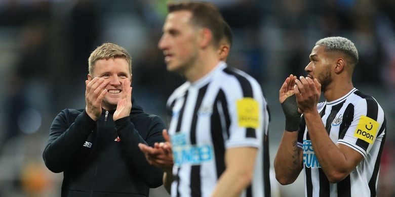 Pelatih Eddie Howe (kiri) mengubah cara bermain Newcastle United dalam satu tahun pertama sejak ia ditunjuk. Di foto ini, Howe dan para pemain Newcastle memberi tepuk tangan kepada suporter seusai kemenangan kontra Aston Villa di St James' Park pada 29 Oktober 2022. Terkini, Newcastle United akan bertamu ke markas Southampton pada leg pertama semifinal Piala Liga Inggris 2022-2023.
