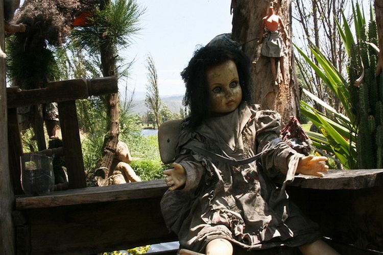 Kabin di pulau ini juga dipenuhi boneka.