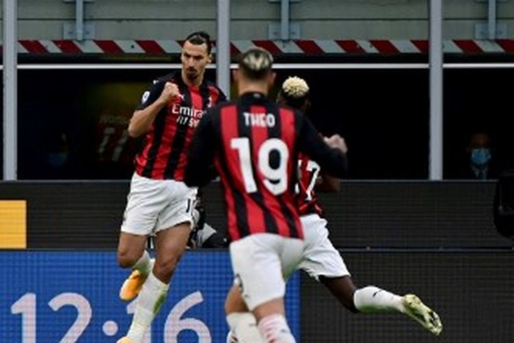 Zlatan Ibrahimovic (kiri) melakukan selebrasi gol bersama rekan satu timnya pada laga Inter Milan vs AC Milan dalam lanjutan pekan keempat Liga Italia yang berlangsung di Stadion Giuseppe Meazza, Sabtu (17/10/2020).