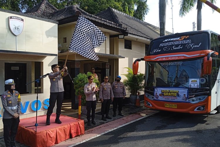 Caption: Kapolres Nganjuk, AKBP Muhammad Chaniago, saat melepas bus Balik Mudik Gratis yang ditumpangi 149 orang dari Nganjuk dengan tujuan akhir Jakarta, Jumat (28/4/2023)