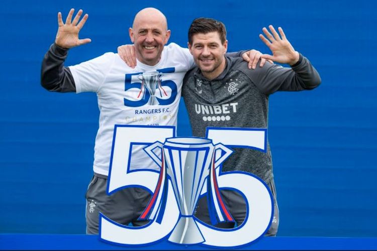Pelatih Rangers FC, Steven Gerrard, bersama asistennya, Gary McAllister, marayakan keberhasilan klub menjadi juara Liga Skotlandia untuk ke-55 pada Minggu (7/3/2021).