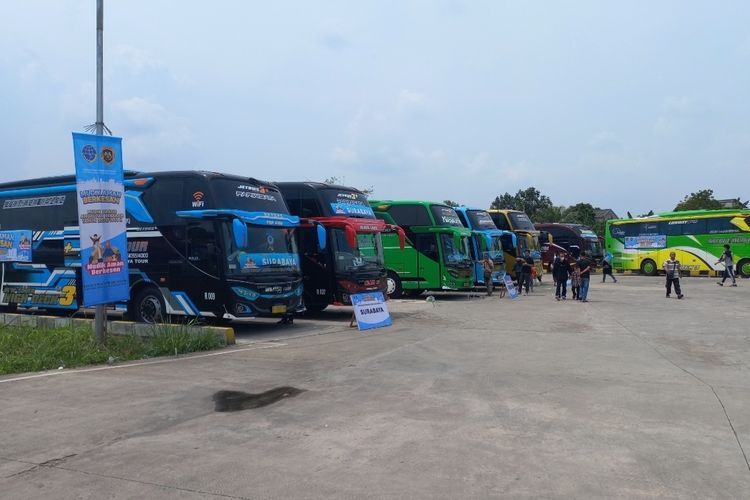 Para pemudik gratis Kementerian Perhubungan (Kemenhub) telah memasuki bus masing-masing jurusannya di Terminal Jatijajar, Tapos, Depok, pada Selasa (18/4/2023).