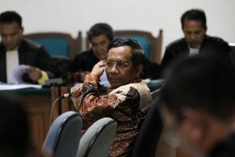 Mantan Ketua Mahkamah Konstitusi (MK) Mahfud MD bersaksi dalam sidang terdakwa Akil Mochtar yang digelar di Pengadilan Tindak Pidana Korupsi, Jakarta, Senin (5/5/2014). Akil yang juga mantan Ketua MK didakwa karena diduga menerima suap dalam pengurusan sengketa pilkada di MK.