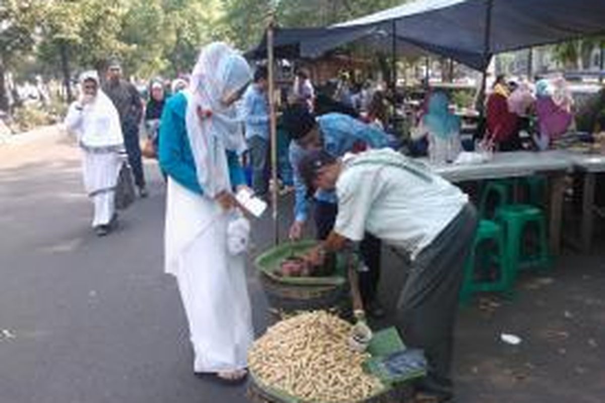 Salah satu pedagang yang mencoba mendapat rezeki dari membludaknya jemaah shalat Idul Adha di kompleks Masjid Agung Al Azhar, Kebayoran Baru, Jakarta Selatan, Sabtu (4/10/2014), adalah pedagang kacang rebus, ubi, dan kimpul ini.