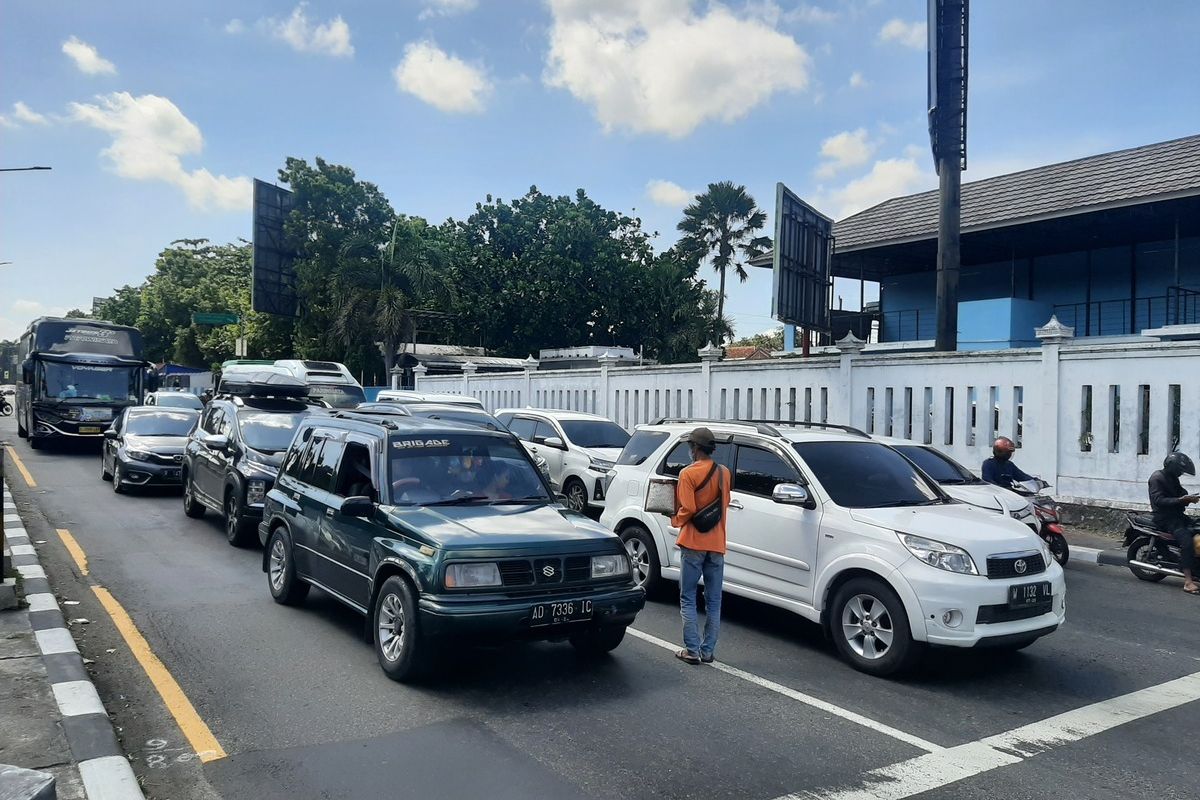 Situasi di traffic light perbatasan Prambanan ke arah Yogyakarta. Arus lalu lintas di perbatasan Prambanan pada Kamis (20/04/2033) terpantau lancar. Tidak terjadi antrian kendaraan di traffic light.