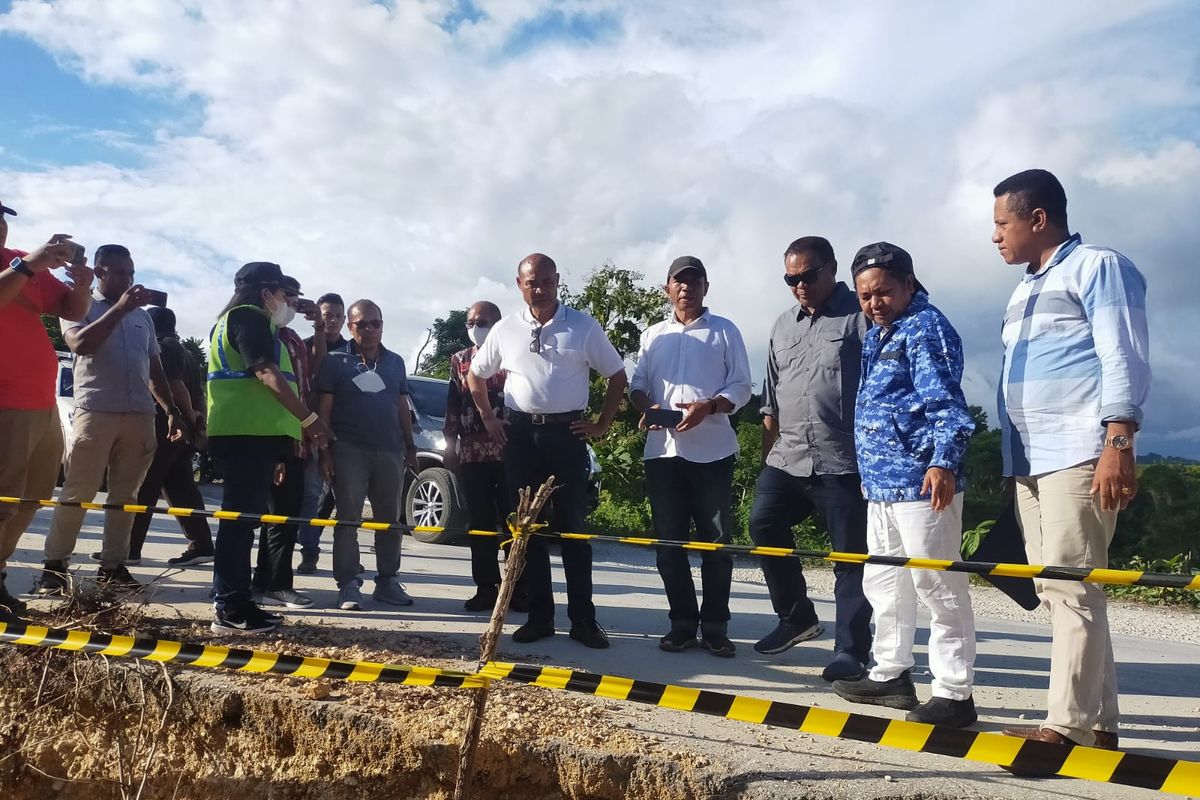 Anggota DPRD NTT Boni Jebarus (Kedua dari kanan) bersama Gubernur NTT Viktor Bungtilu Laiskodat (Tengah baju putih) saat meninjau kondisi jalan provinsi di Kabupaten Sumba Barat.