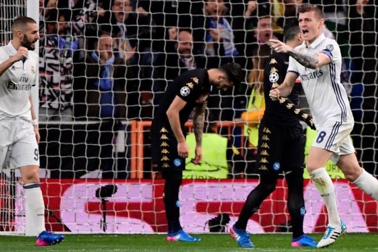 Gelandang Real Madrid, Toni Kroos, merayakan gol ke gawang Napoli pada partai pertama babak 16 besar Liga Champions di Stadion Santiago Bernabeu Rabu (15/2/2017).