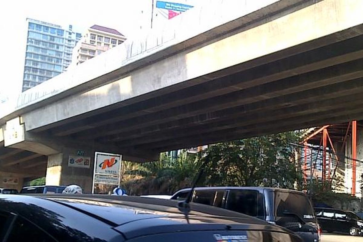 Jalan Layang Non Tol Casablanca yang sampai sekarang belum difungsikan menjadi salah satu penyumbang kemacetan di Jakarta.Selain karena badan jalan yang dipakai menjadi sempit, kemacetan memang dikarenakan banyaknya pegawai perkantoran atau pengunjung mall yang berlalu lintas di lokasi tersebut,Jakarta Selatan, Kamis (11/10/2013).