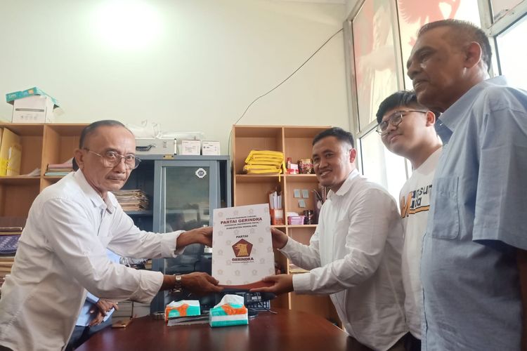 Petahana Bupati Pemalang Mansur Hidayat mengambil formulir pendaftaran Bakal Calon (Bacalon) bupati melalui Partai Gerindra, Rabu (29/5/2024).

