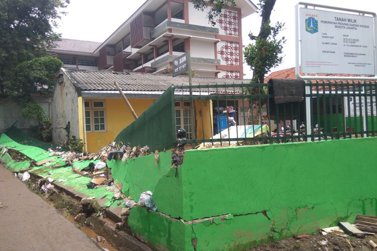 Tembok Puskesmas Bidara Cina Abrol diterjang banjir, Selasa (6/2/2018)