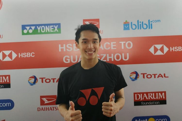 Pebulu tangkis tunggal putra Indonesia, Jonatan Christie, menghadiri konferensi pers seusai laga perempat final Indonesia Masters 2019, di Istora Senayan, Jakarta, Jumat (25/1/2019).