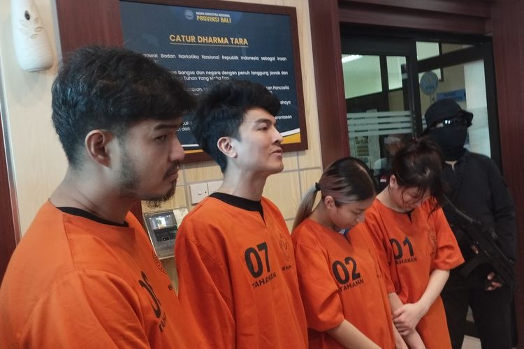 Keempat tersangka penyelundupan narkotika berbagai jenis dari Thailand ke Bali saat dihadirkan dalam konferensi pers di Kantor BNNP Bali, pada Selasa (17/9/2024). 