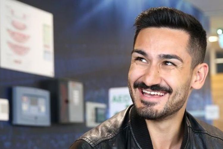 Rekrutan anyar Manchester City, Ilkay Guendogan, mengunjungi markas klub untuk kali pertama, Senin (13/6/2016).