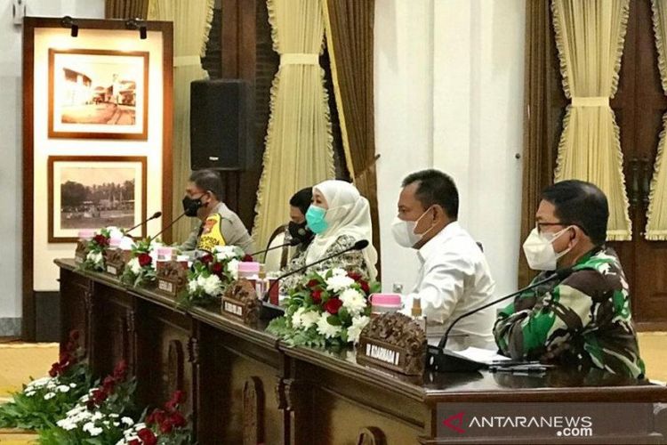 Gubernur Jatim Khofifah Indar Parawansa (tengah) memimpin rapat koordinasi bersama pejabat Forkopimda provinsi di Gedung Negara Grahadi di Surabaya, Kamis (22/04/2021) malam.