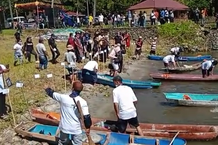 Para Nelayan yang menjadi peserta Festival Mardoton bersiap siap mengayuh sampan, di pantai Tuk tuk Danau Toba, Samosir, Sabtu (13/3/2021).