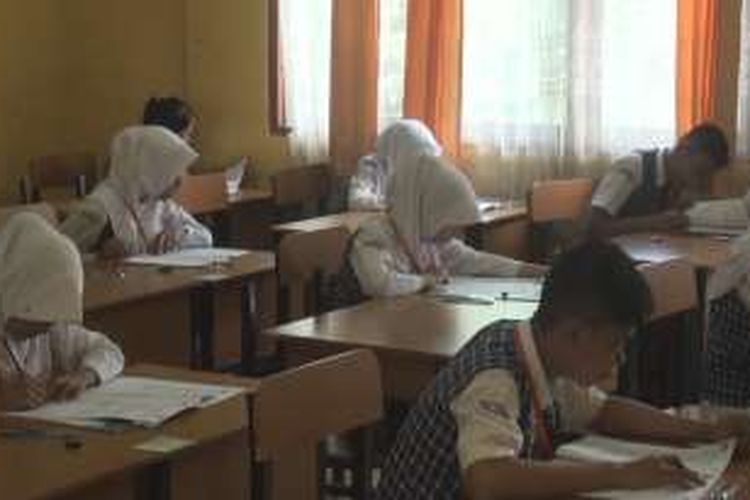 Siswa SMP Negeri 1 Indralaya mengikuti ujian nasional di sekolahnya